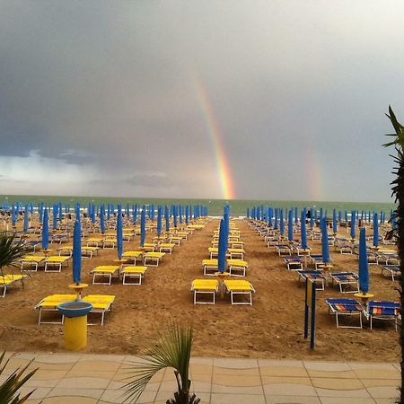 Piccolo Moderno Appartamento Sulla Spiaggia In Centro Lido di Jesolo Exterior photo