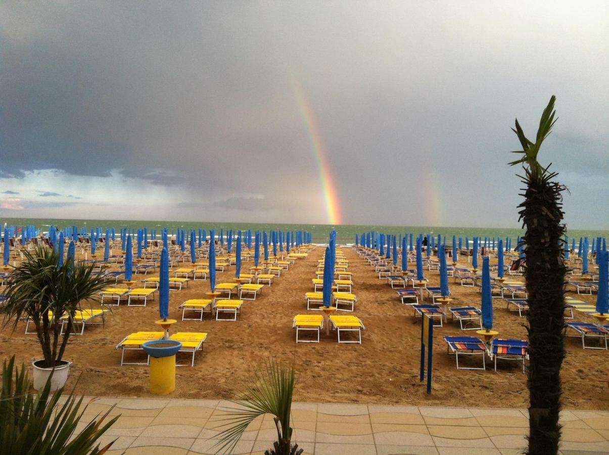 Piccolo Moderno Appartamento Sulla Spiaggia In Centro Lido di Jesolo Exterior photo